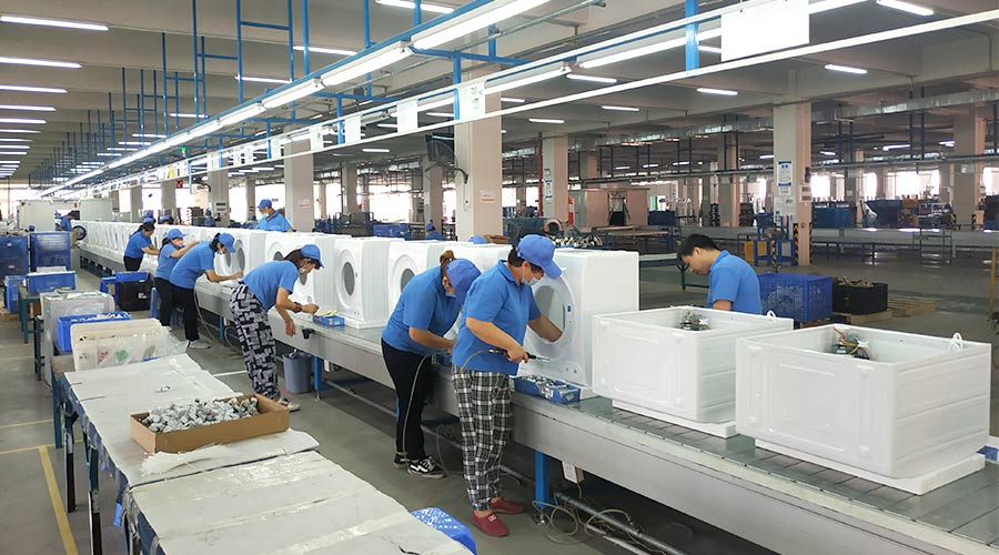 高效率！員工們忙碌地開展巴西客戶的衣物烘干機(jī)生產(chǎn)工作