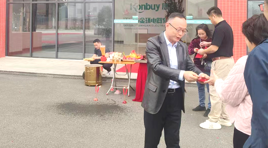 開工好兆頭！金環(huán)電器為全體員工發(fā)放紅包福利！