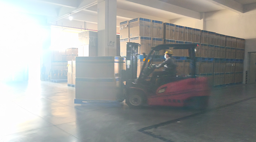 倉庫繁忙，每日多條柜滾筒干衣機發(fā)往全球