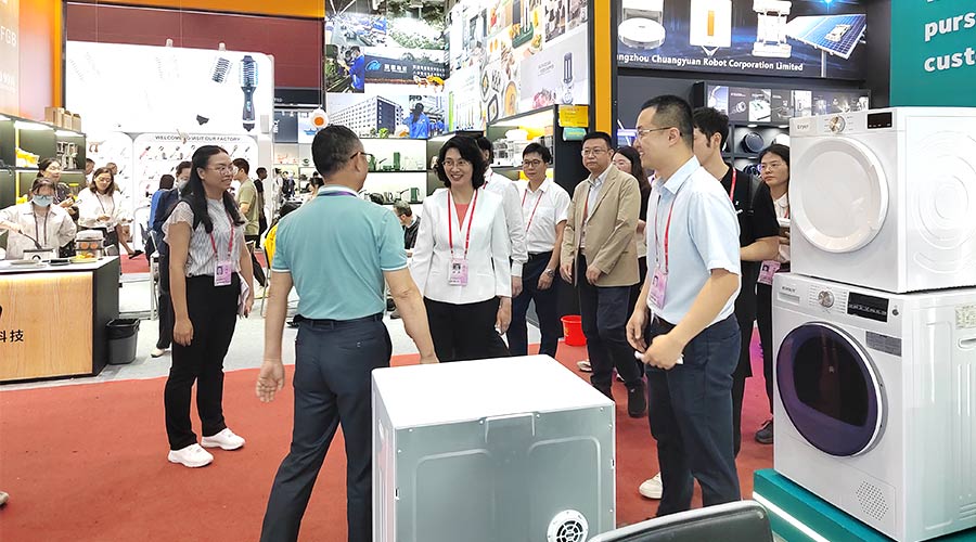 廣交會迎來大咖！江門市市長親臨金環(huán)電器展位參觀交流